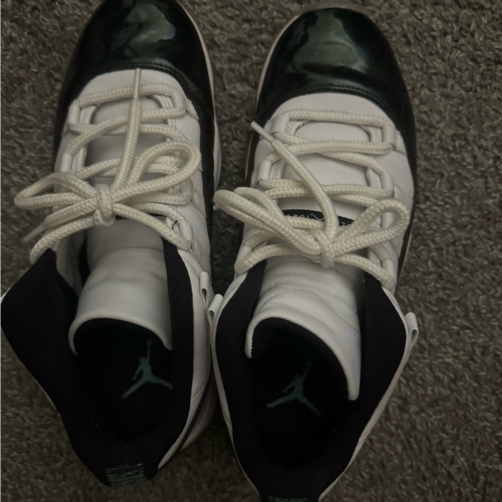 Jordan 11 retro low emerald size 10